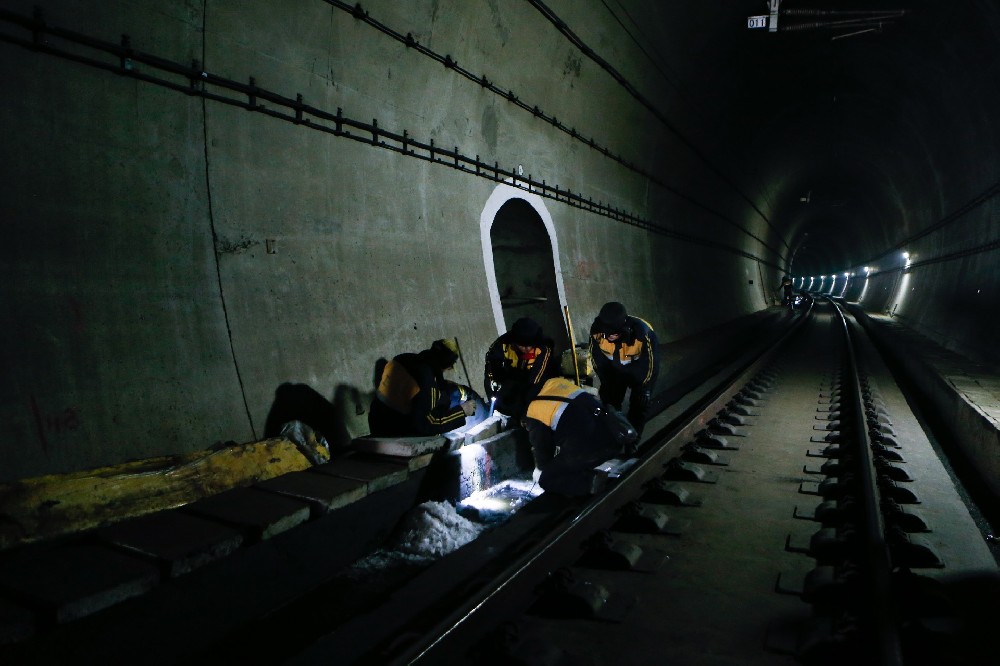 昌都铁路运营隧道病害现状